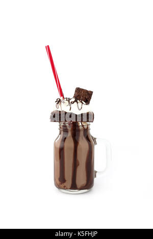 Hausgemachte Schokolade Freakshake, Milchshake, mit Brownies, Schokoladensoße und Schlagsahne auf weißem Hintergrund mit kopieren. Stockfoto