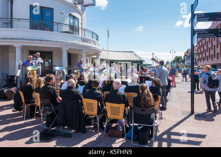 Penarth, Großbritannien - 05. August 2017: Blasmusik spielen vor penarth Pier an einem sonnigen Samstag Nachmittag, während die Leute zuhören. Stockfoto