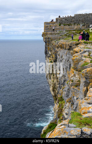 Dramatische Steilwände bei Dun Aonghasa, eine prähistorische Stein fort, auf Inishmore Insel der Aran Gruppe, County Galway, Republik von Irland Stockfoto