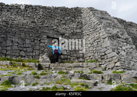 Ein Tourist steht am Eingang zu Dun Aonghasa, eine prähistorische Stein fort auf Inishmore Insel der Aran Gruppe, County Galway, Republik von Irland Stockfoto