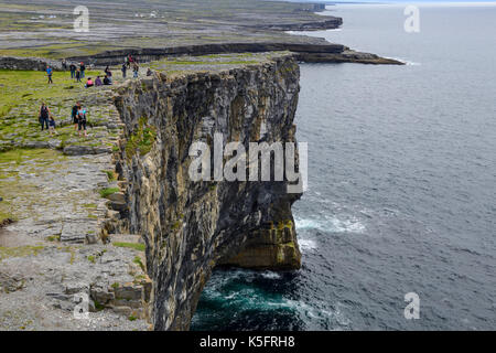 Dramatische Steilwände bei Dun Aonghasa, eine prähistorische Stein fort, auf Inishmore Insel der Aran Gruppe, County Galway, Republik von Irland Stockfoto