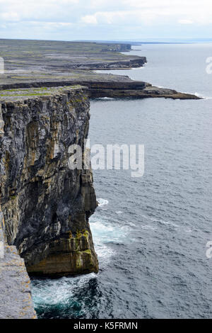 Dramatische Steilwände bei Dun Aonghasa, eine prähistorische Stein fort, auf Inishmore Insel der Aran Gruppe, County Galway, Republik von Irland Stockfoto