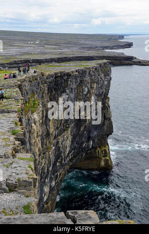 Dramatische Steilwände bei Dun Aonghasa, eine prähistorische Stein fort, auf Inishmore Insel der Aran Gruppe, County Galway, Republik von Irland Stockfoto