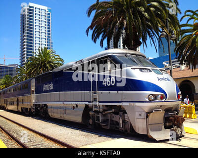 SAN DIEGO, USA - Juli 30,2013: Zug kommt an der Union Station in San Diego, USA. Stockfoto