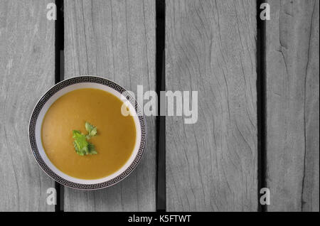 Hausgemachte Suppe Vegan Karotte und Koriander Stockfoto