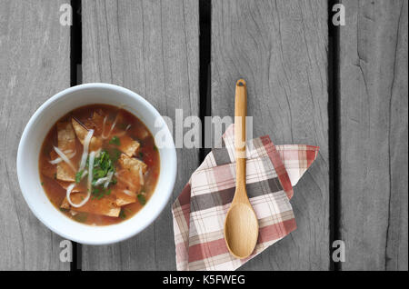 Tortilla Soup auf hölzernen Tisch Stockfoto