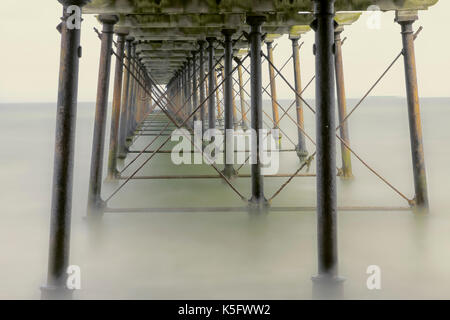 Struktur von Saltburn Pier, Langzeitbelichtung verträumte Effekt Stockfoto