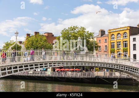 Die Ha'Penny Bridge, später für eine Zeit wie die Penny Penny Bridge, und offiziell die Liffey Brücke, ist eine Fußgängerbrücke im Mai 1816 o gebaut bekannt Stockfoto