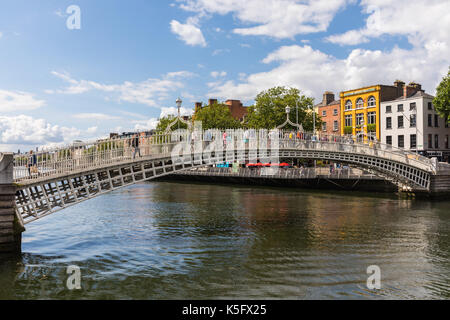 Die Ha'Penny Bridge, später für eine Zeit wie die Penny Penny Bridge, und offiziell die Liffey Brücke, ist eine Fußgängerbrücke im Mai 1816 o gebaut bekannt Stockfoto