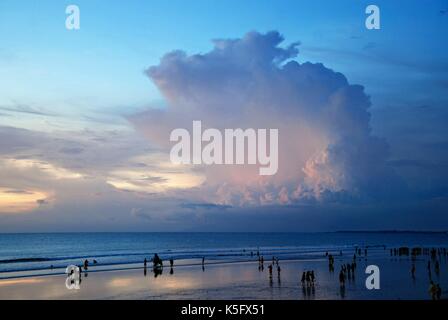 Den Sonnenuntergang von einem Strand in Bali, Indonesien Stockfoto