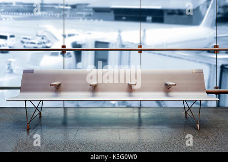 Flughafen Abflughalle, Flugzeug im unscharfen Hintergrund, Sommerurlaub, Flughafen Terminal Wartebereich Stockfoto