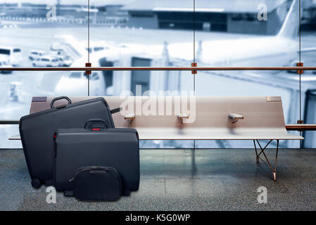 Flughafen Abflughalle, Flugzeug im unscharfen Hintergrund, Sommerurlaub Konzept, traveler Koffer im Flughafen Terminal Wartebereich Stockfoto