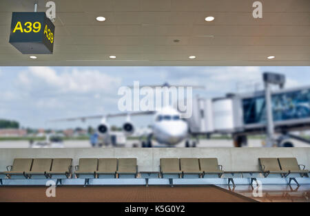 Flughafen Abflughalle, Flugzeug im unscharfen Hintergrund, Sommerurlaub, Flughafen Terminal Wartebereich Stockfoto
