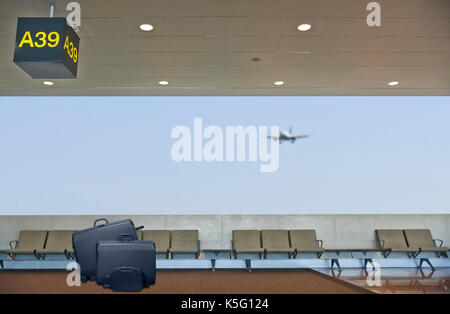 Flughafen Abflughalle, Flugzeug im unscharfen Hintergrund, Sommerurlaub Konzept, traveler Koffer im Flughafen Terminal Wartebereich Stockfoto