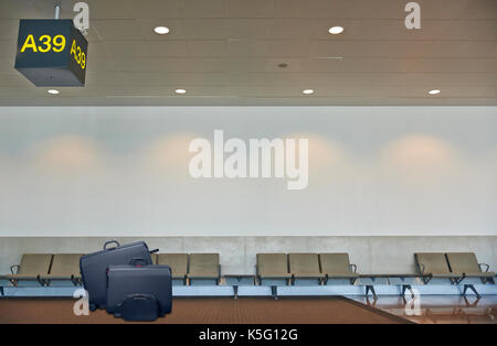 Flughafen Abflughalle, Flugzeug im unscharfen Hintergrund, Sommerurlaub Konzept, traveler Koffer im Flughafen Terminal Wartebereich Stockfoto