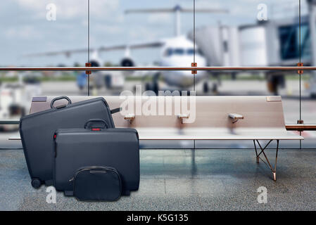 Koffer im Flughafen Abflughalle, Flugzeug im unscharfen Hintergrund, Sommerurlaub Konzept, traveler Koffer im Flughafen Terminal warten Stockfoto