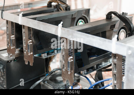 Computer mit Grafik Grafikkarten für e-Währung im Bergbau. Bergbau rig Stockfoto