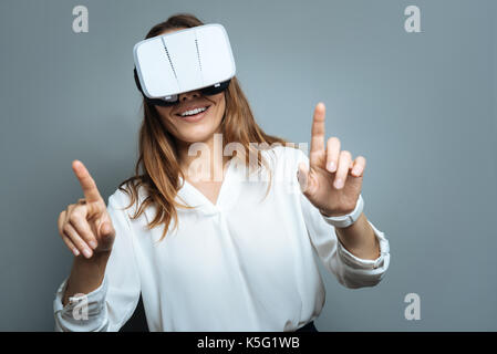 Gerne nette Frau in die virtuelle Realität suchen Gläser Stockfoto