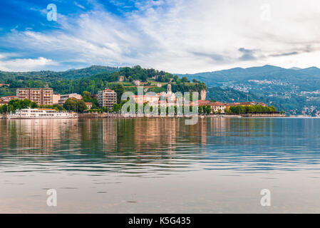 Lago Maggiore, Lago d'Orta, Italien. Touristische Stadt am Lago Maggiore ist es sichtbar ist die felsige Gegend mit dem öffentlichen Park und die Ruinen der Rocca Borromea Stockfoto