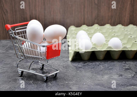 Eier in den Warenkorb schließen Foto Stockfoto