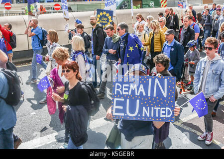 London, Großbritannien. 9 Sep, 2017. Tausende von Anti-Eurrpean Brexit Aktivisten mit Fahnen und Banner zu Parlament, werbend für die britische Regierung marschierten Brexit zu überdenken und zu verwerfen und über die Gefahren der Pläne der Europäischen Union Credit zu verlassen: Amer ghazzal/Alamy leben Nachrichten Stockfoto