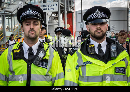 London, Großbritannien. 9. September 2017. Polizei nimmt Charlie Chaplin X, einen Klon, der versuchte, ein Lastwagen an der West Gate Der dsei Arme fair im laufenden Proteste gegen die DSEi Arme Fair (Defence and Security Equipment International), dem weltweit größten Waffen-Messe in Excel Centre in East London zu blockieren. Credit: Guy Corbishley/Alamy leben Nachrichten Stockfoto