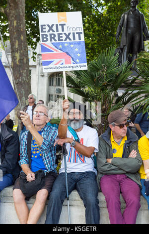 Central London, UK. 9 Sep, 2017. Tausende Rally im März sind die Menschen für Europa ihre Interessen über Brexit zu äußern und gegen den aktuellen Umgang mit Beenden des Vereinigten Königreichs aus der Europäischen Union zeigen. Die März schreitet von Hyde Park in London, Trafalgar Square und endet im Parlament Platz, wo die Redner auf der Bühne. Credit: Imageplotter Nachrichten und Sport/Alamy leben Nachrichten Stockfoto