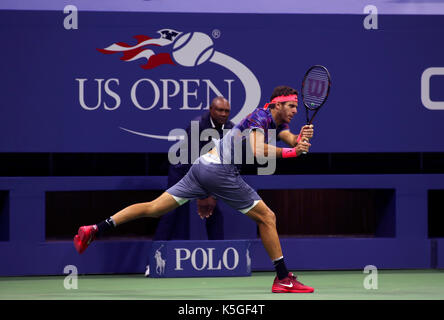 US Open Tennis: New York, den 8. September, 2017 - Argentinien Juan Martin Del Potro erreicht für eine Rückhand zu Rafael Nadal aus Spanien in Ihrem semi final Match bei den US Open in Flushing Meadows, New York. Nadal gewann das Match in vier Sätzen an die Endrunde voraus. Stockfoto