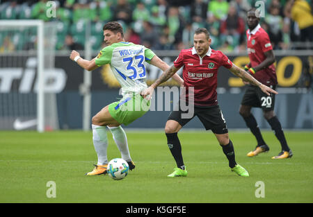 Wolfsburg, Deutschland. 9 Sep, 2017. Wolfsburg Mario Gomez (L) und der Hannoverschen Marvin Bakalorz wetteifern um die Kugel während der deutschen Bundesliga Fußball Spiel zwischen dem VfL Wolfsburg und Hannover 96 in der Volkswagen Arena in Wolfsburg, Deutschland, 9. September 2017. (EMBARGO BEDINGUNGEN - ACHTUNG: Aufgrund der Akkreditierung Richtlinien, die DFL gestattet nur die Veröffentlichung und Verwertung von bis zu 15 Bildern pro Spiel im Internet und in online Medien während des Spiels.) Foto: Silas Stein/dpa/Alamy leben Nachrichten Stockfoto