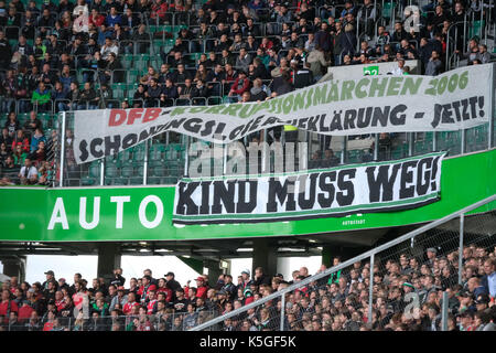 Wolfsburg, Deutschland. 9 Sep, 2017. Hannover fans Anzeige ein Banner lesen' Art muss weg!' während der deutschen Bundesliga Fußball Spiel zwischen dem VfL Wolfsburg und Hannover 96 in der Volkswagen Arena in Wolfsburg, Deutschland, 9. September 2017. (EMBARGO BEDINGUNGEN - ACHTUNG: Aufgrund der Akkreditierung Richtlinien, die DFL gestattet nur die Veröffentlichung und Verwertung von bis zu 15 Bildern pro Spiel im Internet und in online Medien während des Spiels.) Foto: Peter Steffen/dpa/Alamy leben Nachrichten Stockfoto