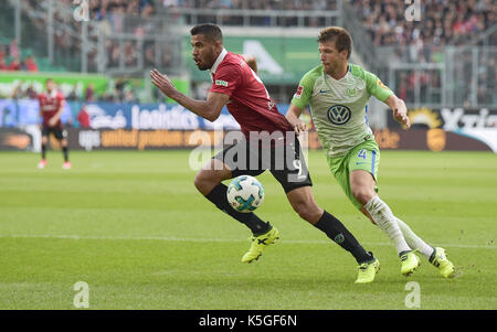 Wolfsburg, Deutschland. 9 Sep, 2017. Wolfsburg Ignacio Camacho (R) und der Hannoverschen Jonathas wetteifern um die Kugel während der deutschen Bundesliga Fußball Spiel zwischen dem VfL Wolfsburg und Hannover 96 in der Volkswagen Arena in Wolfsburg, Deutschland, 9. September 2017. (EMBARGO BEDINGUNGEN - ACHTUNG: Aufgrund der Akkreditierung Richtlinien, die DFL gestattet nur die Veröffentlichung und Verwertung von bis zu 15 Bildern pro Spiel im Internet und in online Medien während des Spiels.) Foto: Silas Stein/dpa/Alamy leben Nachrichten Stockfoto