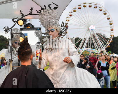 Hoppegarten, Deutschland. 9 Sep, 2017. Die Gäste werden an Lollapalooza Festival in Hoppegarten, Deutschland, 9. September 2017 eingerichtet. Das Musikfestival wird über zwei Tagen am 9. und 10. September statt. Foto: Jens Kalaene/dpa-Zentralbild/dpa/Alamy leben Nachrichten Stockfoto