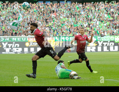 Wolfsburg, Deutschland. 9 Sep, 2017. Wolfsburg William (in grün) und Hannovers Felipe (L) vie für die Kugel während der deutschen Bundesliga Fußball Spiel zwischen dem VfL Wolfsburg und Hannover 96 in der Volkswagen Arena in Wolfsburg, Deutschland, 9. September 2017. (EMBARGO BEDINGUNGEN - ACHTUNG: Aufgrund der Akkreditierung Richtlinien, die DFL gestattet nur die Veröffentlichung und Verwertung von bis zu 15 Bildern pro Spiel im Internet und in online Medien während des Spiels.) Foto: Silas Stein/dpa/Alamy leben Nachrichten Stockfoto