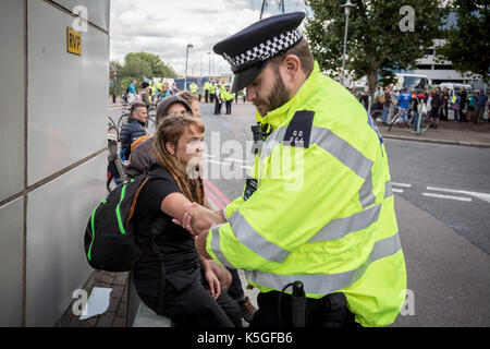 London, Großbritannien. 9. September 2017. Anti-kriegs-Proteste gegen DSEi Arme Fair (Defence and Security Equipment International), dem weltweit größten größten arm Messe in Excel Centre in East London statt. Credit: Guy Corbishley/Alamy leben Nachrichten Stockfoto