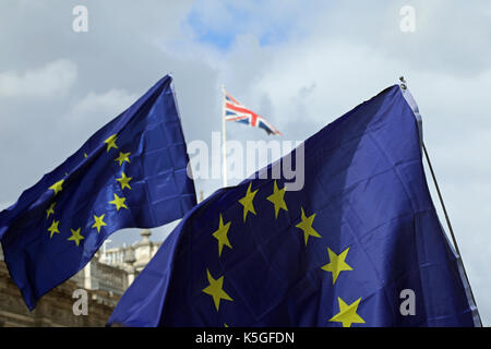 London, Großbritannien. 9. September 2017. EU-Flaggen hielt durch Demonstranten nach unten marschieren Whitehall, London, während der März für Europa, ein Anti-Brexit Rallye, am 9. September 2017, mit union flag der BRITISCHEN im Hintergrund. Quelle: Dominic Dudley/Alamy leben Nachrichten Stockfoto