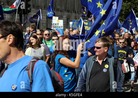 London, Großbritannien. 9. September 2017. Eine junge Frau hält sich mit der Flagge der EU, während sie marschieren Whitehall während der März für Europa, ein Anti-Brexit Rallye, am 9. September 2017 Quelle: Dominic Dudley/Alamy leben Nachrichten Stockfoto