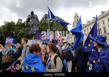 London, Großbritannien. 9. September 2017. Demonstranten am Sockel der Statue des ehemaligen britischen Premierminister Winston Churchill versammelt, im Parlament Square Garden, Central London, während der März für Europa, ein Anti-Brexit Rallye, am 9. September 2017 Quelle: Dominic Dudley/Alamy leben Nachrichten Stockfoto