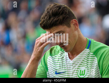 Wolfsburg, Deutschland. 9 Sep, 2017. Wolfsburg Mario Gomez verlässt das Feld, nachdem er eine Verletzung während der deutschen Bundesliga Fußball Spiel zwischen dem VfL Wolfsburg und Hannover 96 in der Volkswagen Arena in Wolfsburg, Deutschland, 9. September 2017. (EMBARGO BEDINGUNGEN - ACHTUNG: Aufgrund der Akkreditierung Richtlinien, die DFL gestattet nur die Veröffentlichung und Verwertung von bis zu 15 Bildern pro Spiel im Internet und in online Medien während des Spiels.) Foto: Peter Steffen/dpa/Alamy leben Nachrichten Stockfoto