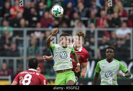 Wolfsburg, Deutschland. 9 Sep, 2017. Wolfsburg Daniel Didavi (L) und der Hannoverschen Waldemar Anton wetteifern um die Kugel während der deutschen Bundesliga Fußball Spiel zwischen dem VfL Wolfsburg und Hannover 96 in der Volkswagen Arena in Wolfsburg, Deutschland, 9. September 2017. (EMBARGO BEDINGUNGEN - ACHTUNG: Aufgrund der Akkreditierung Richtlinien, die DFL gestattet nur die Veröffentlichung und Verwertung von bis zu 15 Bildern pro Spiel im Internet und in online Medien während des Spiels.) Foto: Silas Stein/dpa/Alamy leben Nachrichten Stockfoto