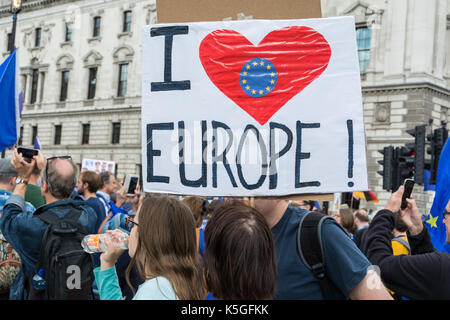 London, Großbritannien. September 2017. Ich liebe Europa - Ausstieg aus der Brexit-Demonstration auf dem Parliament Square, Westminster. Die Demonstranten fordern, dass Großbritannien in der Europäischen Union bleibt. Stockfoto