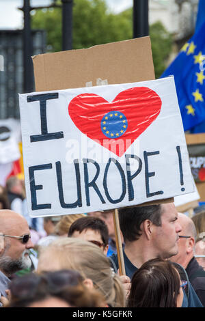 London, Großbritannien. September 2017. Ich liebe Europa - Ausstieg aus der Brexit-Demonstration auf dem Parliament Square, Westminster. Die Demonstranten fordern, dass Großbritannien in der Europäischen Union bleibt. Stockfoto