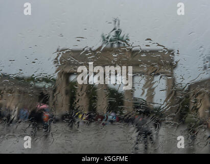 Berlin, Deutschland. 9 Sep, 2017. Mit Blick auf das Brandenburger Tor durch ein Fenster im Regen in Berlin, Deutschland, 9. September 2017. Foto: Paul Zinken/dpa/Alamy leben Nachrichten Stockfoto