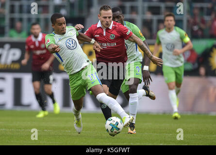 Wolfsburg, Deutschland. 9 Sep, 2017. Wolfsburg Daniel Didavi (L) von Hannover Marvin Bakalorzvie für die Kugel während der deutschen Bundesliga Fußball Spiel zwischen dem VfL Wolfsburg und Hannover 96 in der Volkswagen Arena in Wolfsburg, Deutschland, 9. September 2017. (EMBARGO BEDINGUNGEN - ACHTUNG: Aufgrund der Akkreditierung Richtlinien, die DFL gestattet nur die Veröffentlichung und Verwertung von bis zu 15 Bildern pro Spiel im Internet und in online Medien während des Spiels.) Foto: Silas Stein/dpa/Alamy leben Nachrichten Stockfoto