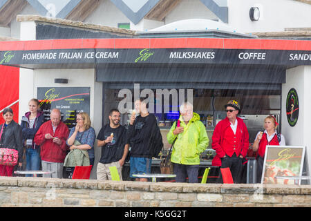 Swanage, Dorset, Großbritannien. 9 Sep, 2017. UK Wetter: Starker Regen und Donner am Swanage. Menschen Schutz unter Eis Kiosk während der regenguss. Credit: Carolyn Jenkins/Alamy leben Nachrichten Stockfoto