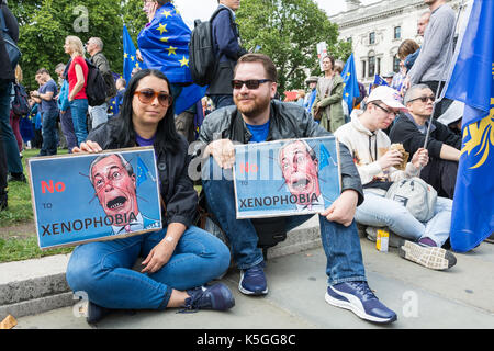 Ausstieg aus Brexit-Demonstranten mit einem Nigel-Farage-Plakat für Fremdenfeindlichkeit auf dem Parliament Square, Westminster, London, England, Großbritannien. Stockfoto