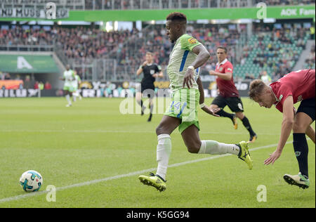 Wolfsburg, Deutschland. 9 Sep, 2017. Wolfsburg Divock Beschäftigungsprojekt (L) und der Hannoverschen Waldemar Anton wetteifern um die Kugel während der deutschen Bundesliga Fußball Spiel zwischen dem VfL Wolfsburg und Hannover 96 in der Volkswagen Arena in Wolfsburg, Deutschland, 9. September 2017. (EMBARGO BEDINGUNGEN - ACHTUNG: Aufgrund der Akkreditierung Richtlinien, die DFL gestattet nur die Veröffentlichung und Verwertung von bis zu 15 Bildern pro Spiel im Internet und in online Medien während des Spiels.) Foto: Silas Stein/dpa/Alamy leben Nachrichten Stockfoto