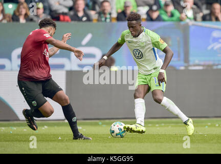 Wolfsburg, Deutschland. 9 Sep, 2017. Wolfsburg Divock Beschäftigungsprojekt (R) und der Hannoverschen Felipe wetteifern um die Kugel während der deutschen Bundesliga Fußball Spiel zwischen dem VfL Wolfsburg und Hannover 96 in der Volkswagen Arena in Wolfsburg, Deutschland, 9. September 2017. (EMBARGO BEDINGUNGEN - ACHTUNG: Aufgrund der Akkreditierung Richtlinien, die DFL gestattet nur die Veröffentlichung und Verwertung von bis zu 15 Bildern pro Spiel im Internet und in online Medien während des Spiels.) Foto: Silas Stein/dpa/Alamy leben Nachrichten Stockfoto