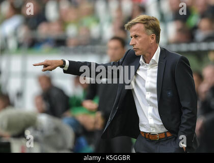 Wolfsburg, Deutschland. 9 Sep, 2017. Wolfsburgs manager Andries Jonker gibt Anweisungen aus dem touchline während der deutschen Bundesliga Fußball Spiel zwischen dem VfL Wolfsburg und Hannover 96 in der Volkswagen Arena in Wolfsburg, Deutschland, 9. September 2017. (EMBARGO BEDINGUNGEN - ACHTUNG: Aufgrund der Akkreditierung Richtlinien, die DFL gestattet nur die Veröffentlichung und Verwertung von bis zu 15 Bildern pro Spiel im Internet und in online Medien während des Spiels.) Foto: Silas Stein/dpa/Alamy leben Nachrichten Stockfoto