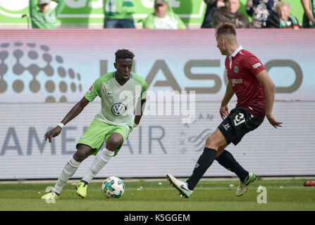 Wolfsburg, Deutschland. 9 Sep, 2017. Wolfsburg Divock Beschäftigungsprojekt (L) und der Hannoverschen Waldemar Antonduring wetteifern um die Kugel während der deutschen Bundesliga Fußball Spiel zwischen dem VfL Wolfsburg und Hannover 96 in der Volkswagen Arena in Wolfsburg, Deutschland, 9. September 2017. (EMBARGO BEDINGUNGEN - ACHTUNG: Aufgrund der Akkreditierung Richtlinien, die DFL gestattet nur die Veröffentlichung und Verwertung von bis zu 15 Bildern pro Spiel im Internet und in online Medien während des Spiels.) Foto: Silas Stein/dpa/Alamy leben Nachrichten Stockfoto