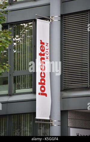 Köln, Deutschland. 5. Sep 2017. Der Eingang zu einem Job Center, einem Arm der Bundesagentur für Arbeit (Arbeitsagentur) in Köln, Deutschland, 5. September 2017. Foto: Horst Galuschka/dpa/Alamy leben Nachrichten Stockfoto